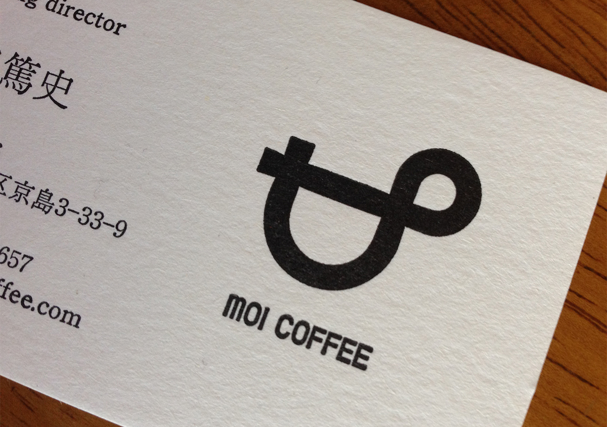 （写真4）活版印刷で刷られた名刺。ロゴマークはコーヒカップのように見えるが、ちょっと傾けるとアルファベットの記号になる。このロゴマークはカフェのオープンに合わせてリデザインされるとのことで、完成が楽しみ。