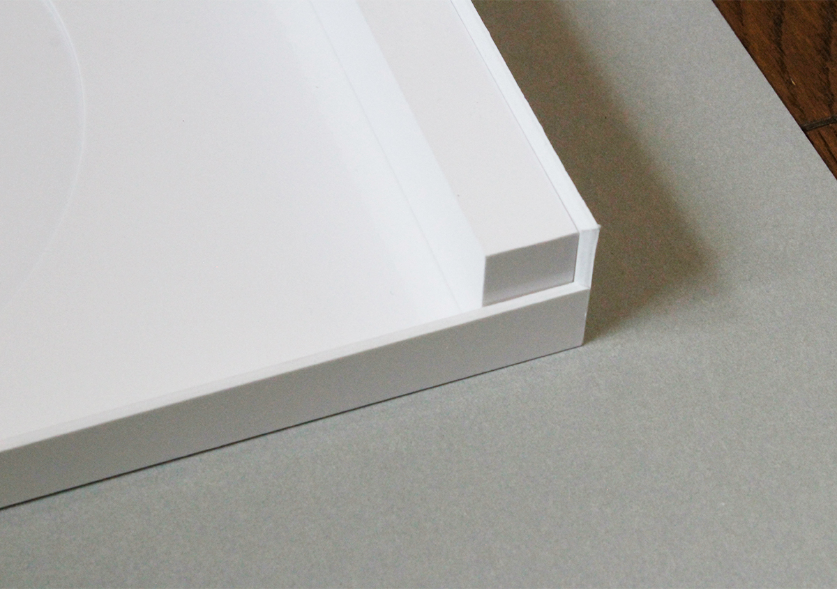 （写真13）箱は、2mmの板紙をVカットし、精緻に組み合わされている。