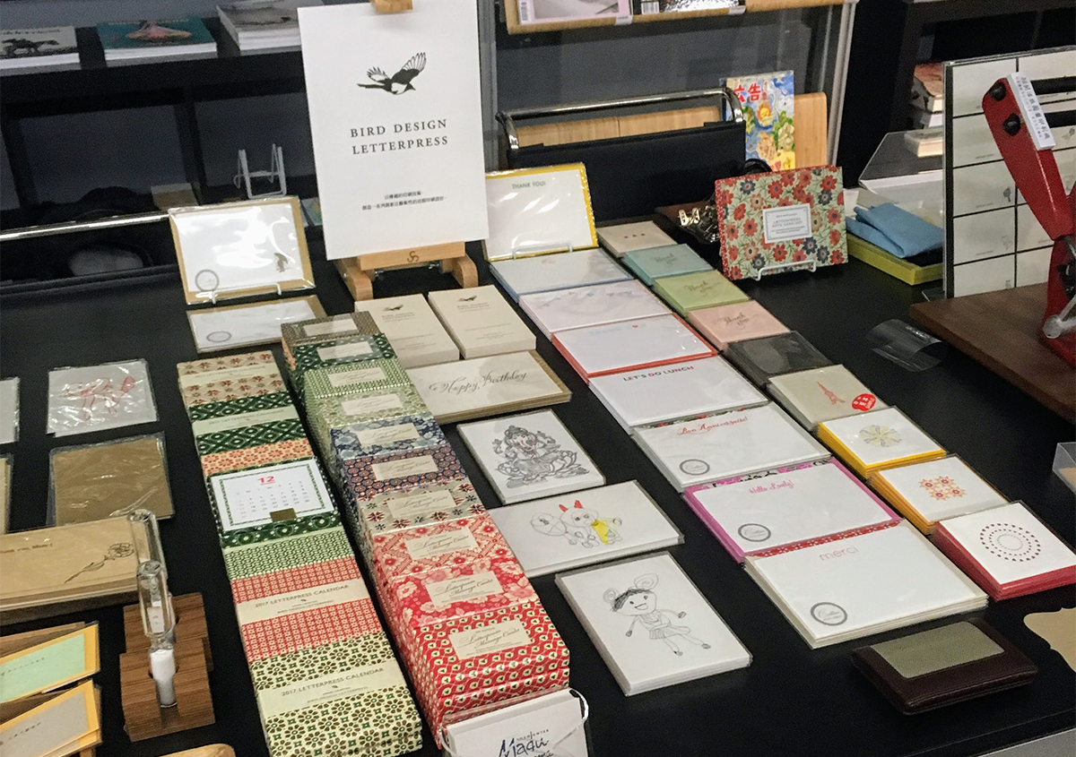 （写真4）台湾で行われた「活版今日」展で、来場者に活版印刷を説明する市倉さん。ブースではカードやカレンダーなどを展示販売。