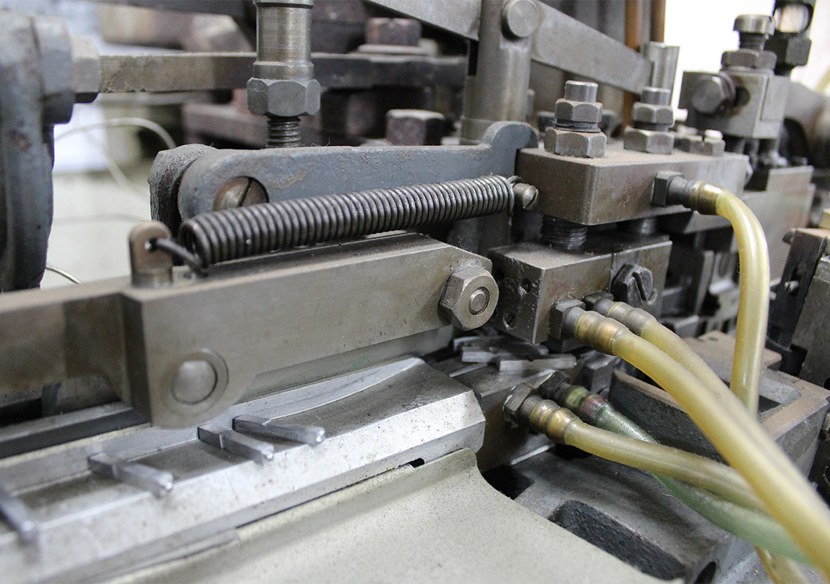 （写真8）活字鋳造機。溶かした地金が凹型の母型に流し込まれ、凸型の金属活字が作られる。 | 精興社「活版印刷展示室」見学会に参加しました