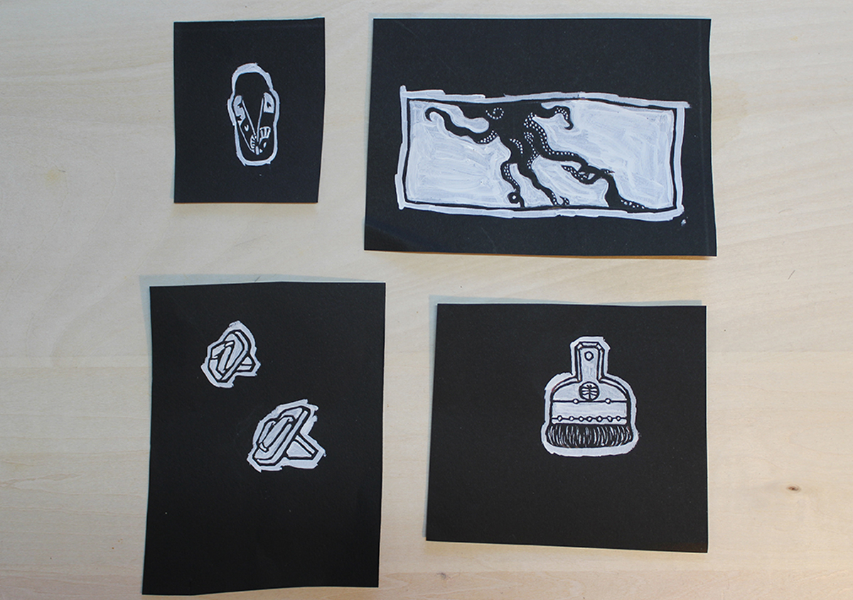 （図12）黒い紙に白のジェッソで描かれている。 | 木版画調の型染図案を配したショップカード＆名刺 - 生田信一（ファー・インク） | 活版印刷研究所
