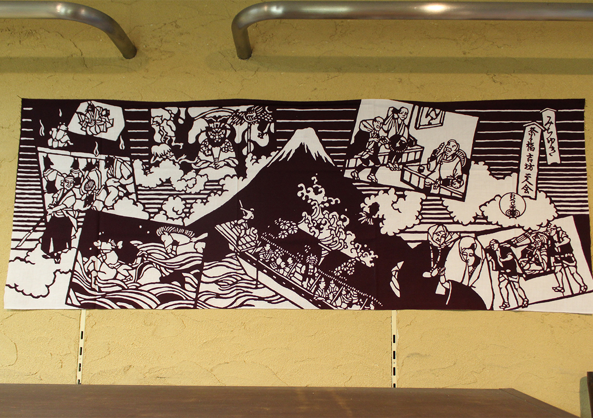 （図6）浪曲の玉川奈々福さんと落語の桂吉坊さんの二人会のために制作した手ぬぐいが壁面に展示されていました。このほかにも動物や妖怪、歌舞伎や落語の物語をモチーフにしたものなどがあります。 | 木版画調の型染図案を配したショップカード＆名刺 - 生田信一（ファー・インク） | 活版印刷研究所