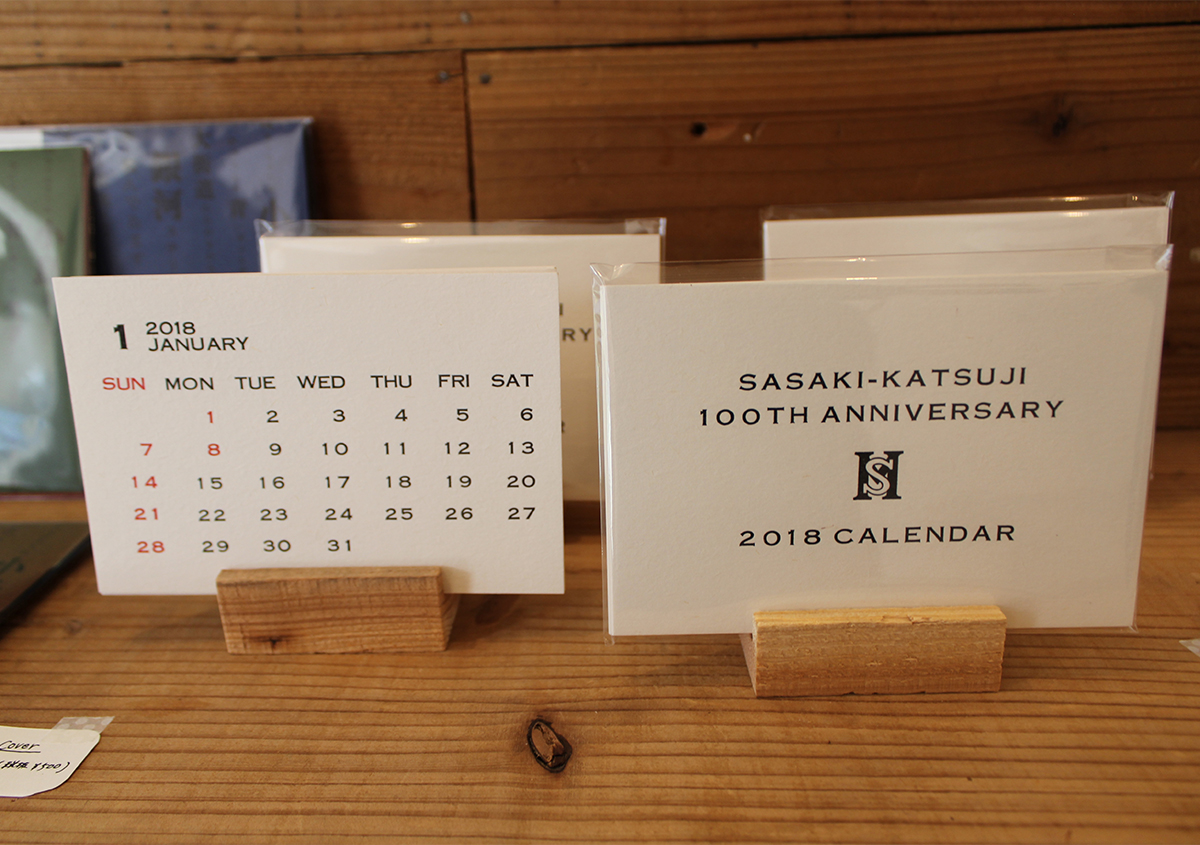 （図13）「SASAKI-KATSUJI 100TH ANNIVERSARY 2018 CALENDAR」。デスクトップに置いて一年間愛用したい一品。 | 創業100周年を迎えた記念イベント「佐々木活字展」 - 生田信一（ファー・インク） | 活版印刷研究所