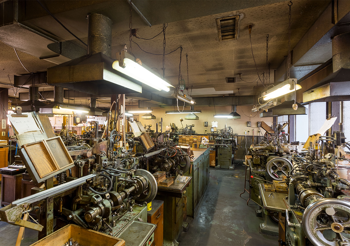 （図4）佐々木活字店の2階は、活字を鋳造する機械が何台も並んでます。手回し式の鋳造機も保管しているとのこと。 | 創業100周年を迎えた記念イベント「佐々木活字展」 - 生田信一（ファー・インク） | 活版印刷研究所
