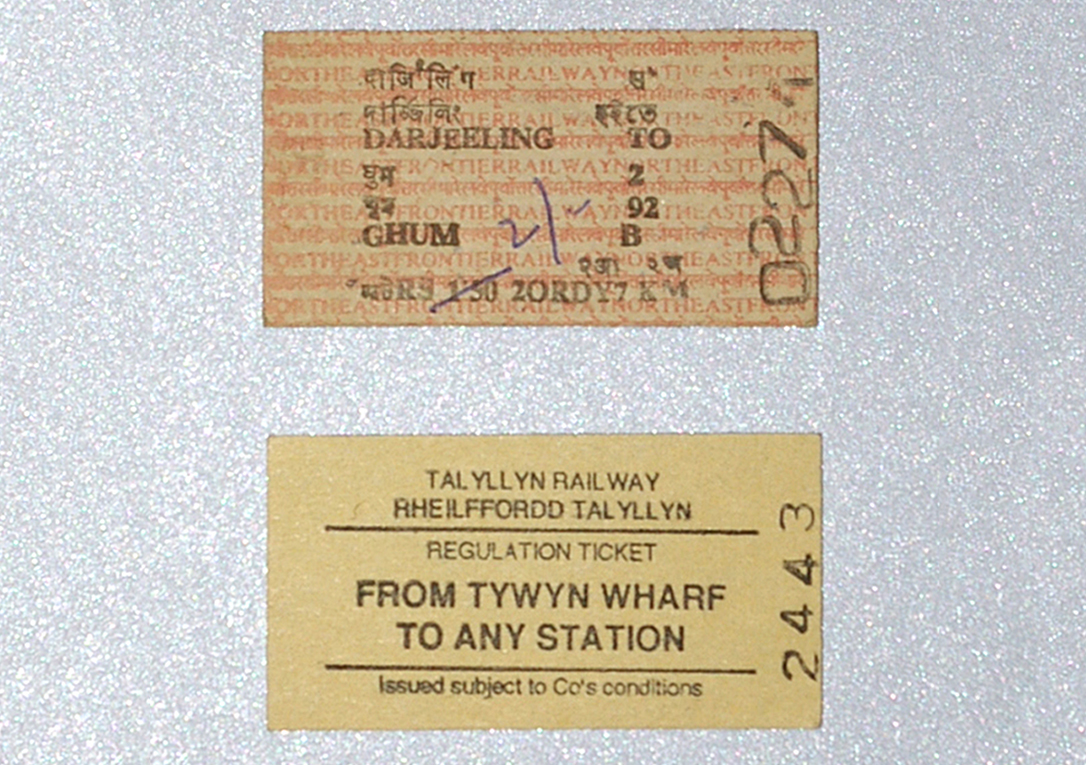 (写真5)上がインド・ダージリン鉄道、下がイギリス・タリスリン鉄道の硬券切符。いずれも約30×57.5mmのエドモンソン型。写真提供：板谷成雄 | 鉄道切符と活版印刷をめぐる旅 - 生田信一（ファー・インク） | 活版印刷研究所