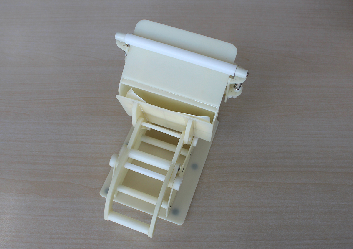（写真3）「活版印小さな印刷機」の最初の試作品。レバーは手前の位置にある。 | 「大人の科学マガジン 小さな活版印刷機」を試す - 生田信一（ファー・インク） | 活版印刷研究所