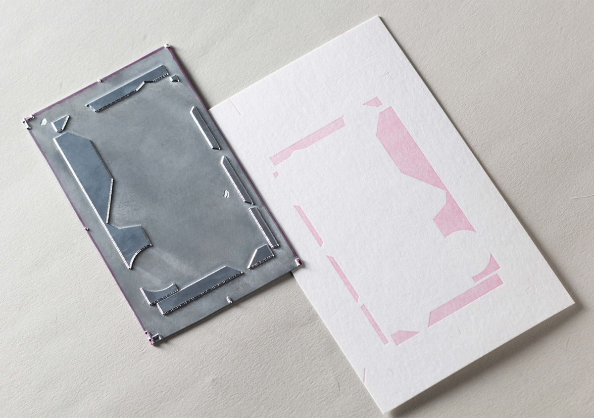 （写真24）亜鉛版の裏面。ピンク（PANTONE 196U）で刷られている。 | リトルブックレーベルのカードを作成する - 生田信一（ファー・インク） | 活版印刷研究所