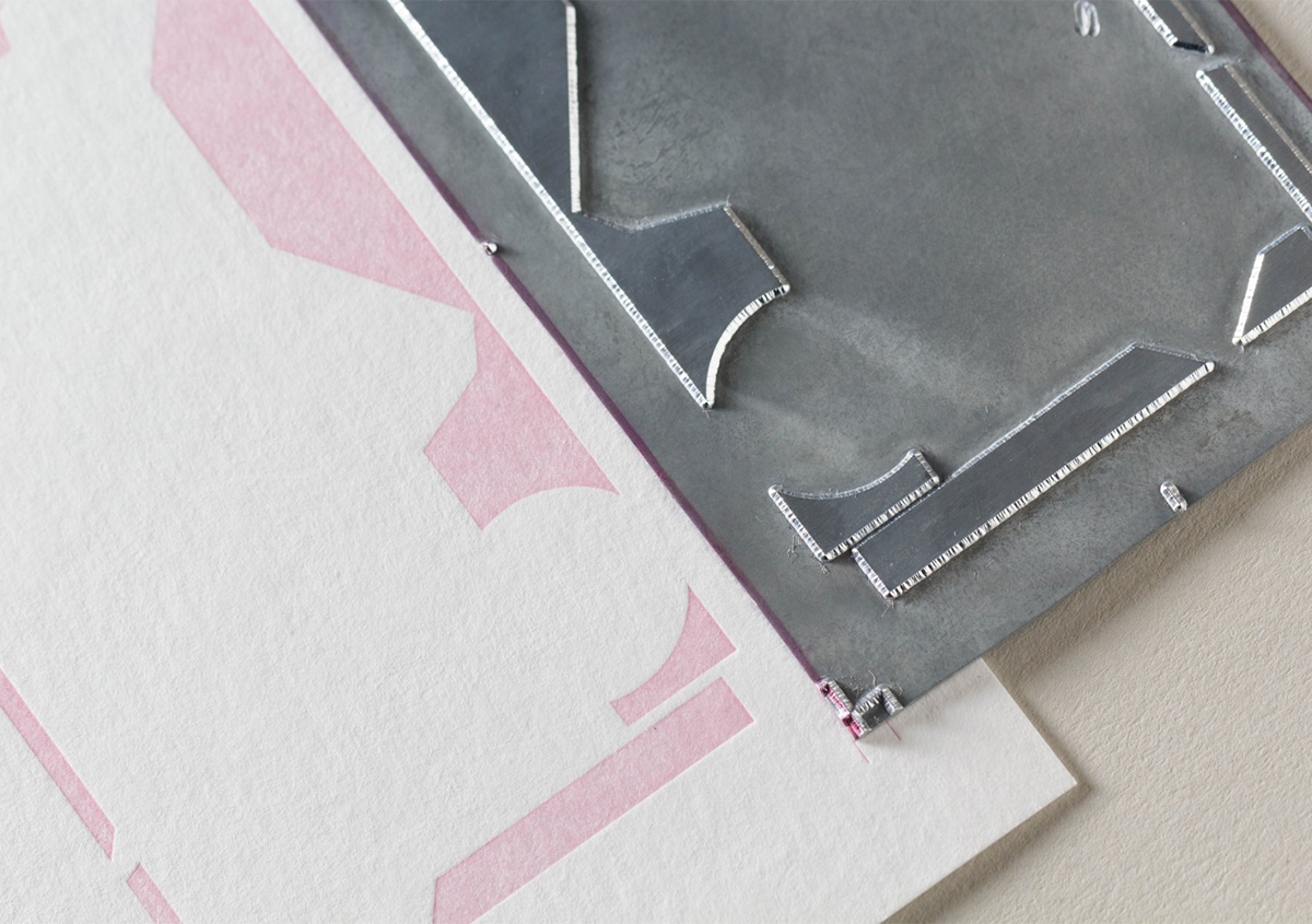 （写真25）亜鉛版の裏面。ピンク（PANTONE 196U）で刷られている。 | リトルブックレーベルのカードを作成する - 生田信一（ファー・インク） | 活版印刷研究所