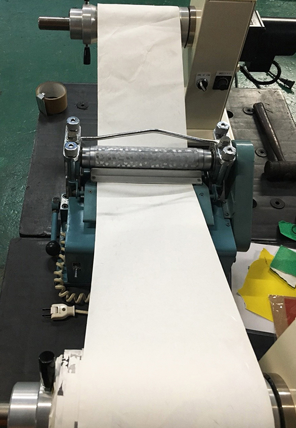 （写真6）取り回しのよいミニエンボス機には、大きな可能性がある。 | 第12回「深くて面白い エンボス加工 の世界」 - 池ヶ谷紙工所 | 活版印刷研究所