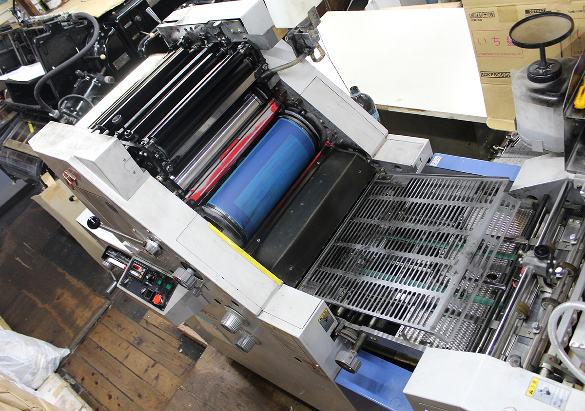 （写真3）オフセット印刷機、RYOBI 3300CR。 | 宮田印刷が手がける「 LETTERPRESS BOOK COVER 」 - 生田信一（ファーインク） | 活版印刷研究所