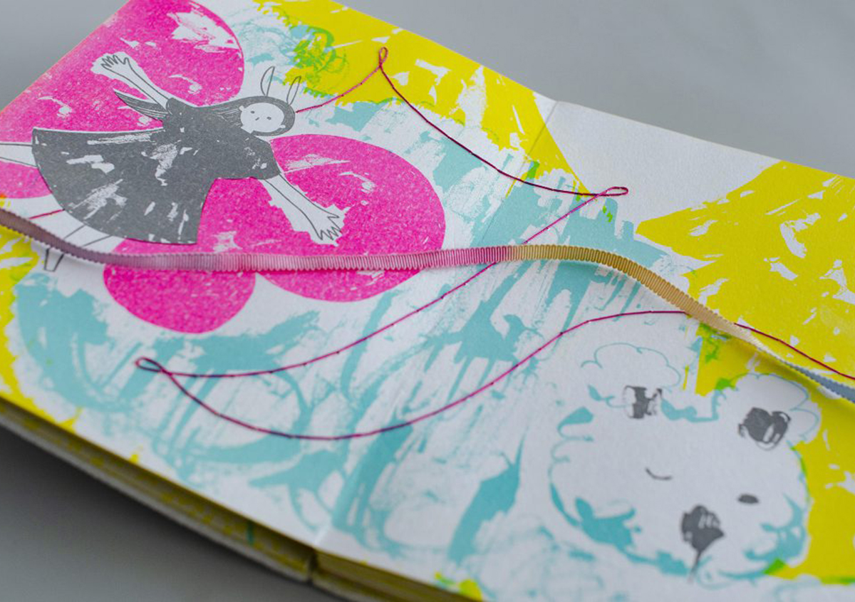（写真5）本間あずささんが手がけられたジャバラ製本の絵本。刺繍はすべて手作業。表紙の素材はベルベット、箔押しも施されている。 | 絵本『ちょうちょうなんなん』から派生した『a Butterfly Effect』展 - TOPICS | 活版印刷研究所