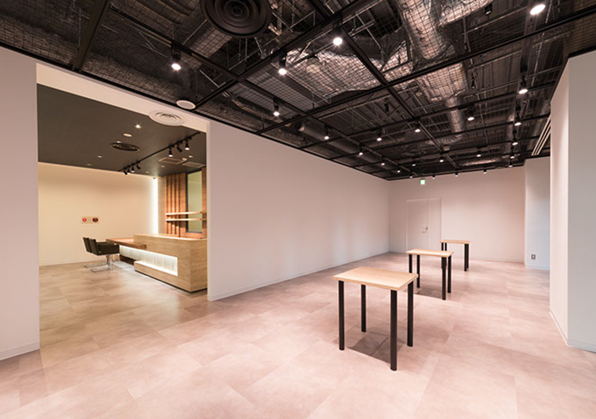 ペーパーボイス東京 ギャラリー：大きな窓が印象的な解放感のあるギャラリー。各種展示会にご利用いただけます。 | 閑話休題 - 平和紙業株式会社 | 活版印刷研究所