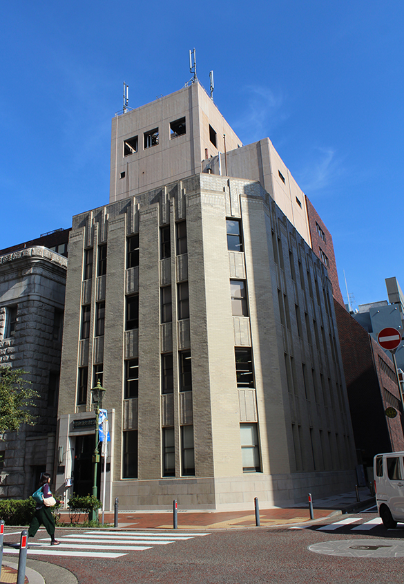 （写真1）馬車道大津ビルの外観。ビルの銘板には「横浜市認定歴史的建物 1936」の文字が記されています。 | 「字心」─活版・活字をエンターテインメントに！ - 生田信一（ファーインク） | 活版印刷研究所