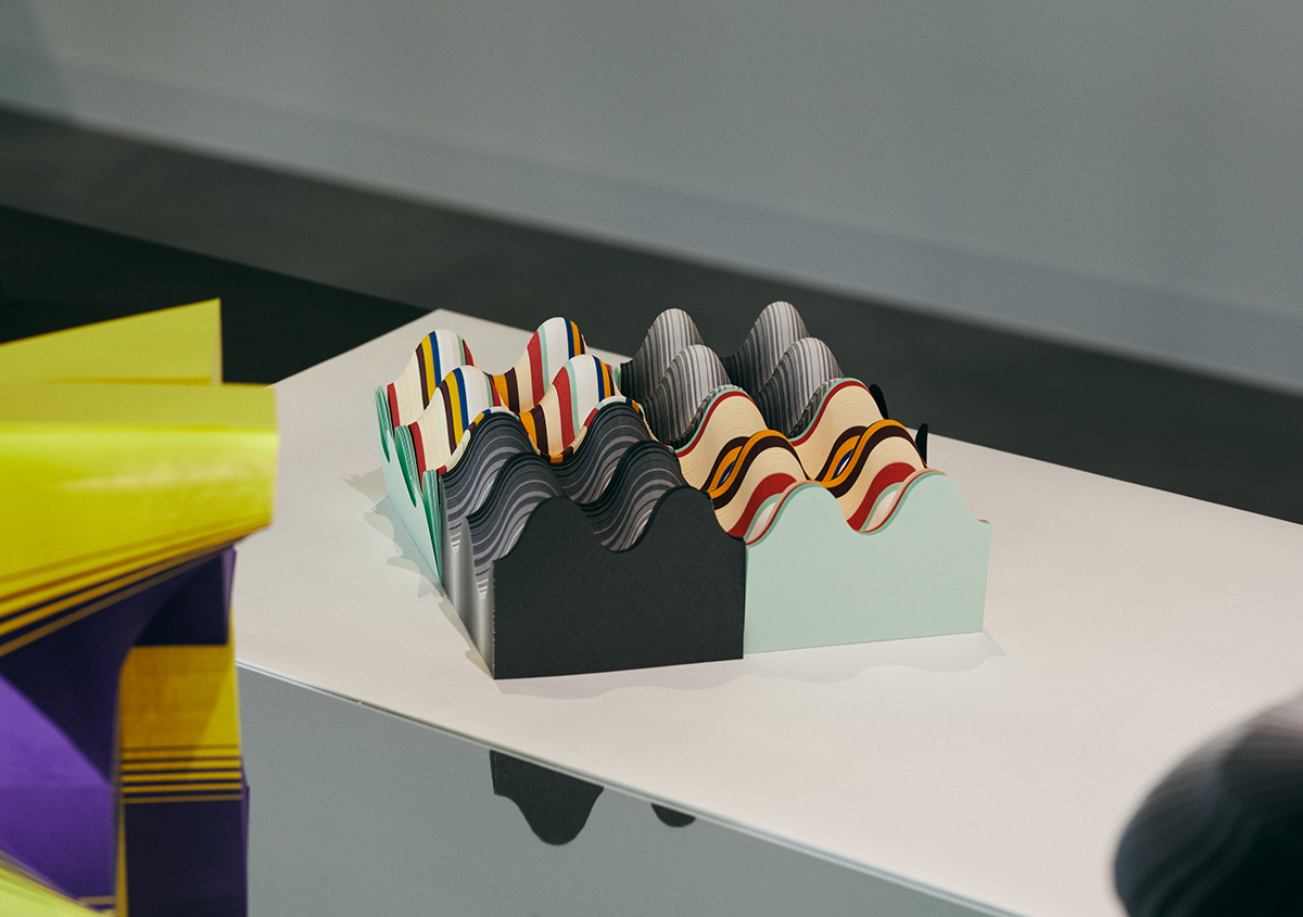 （写真9）「束紙」の展示。紙の配色を変えることで、バリエーションが生まれます。 | 平和紙業 ペーパーボイス東京がリニューアル、「PPP」展に行ってきました - 生田信一（ファーインク） | 活版印刷研究所