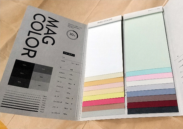 （写真4）「グラフィーエコカラー」と、「Ｍａｇ100」の濃色を統合し、新たに新色3色を追加し、「Ｍａｇカラー」として発売した際の見本帳。
 | 紙に歴史あり その２（後編） - 平和紙業株式会社 | 活版印刷研究所