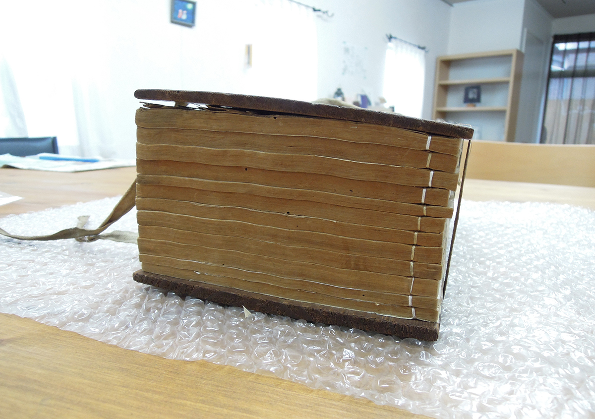 （写真11）修理後は補修和紙の厚み分ふわっとなってしまいました。 | ある漢籍の修理 - 京都大学図書館資料保存ワークショップ | 活版印刷研究所