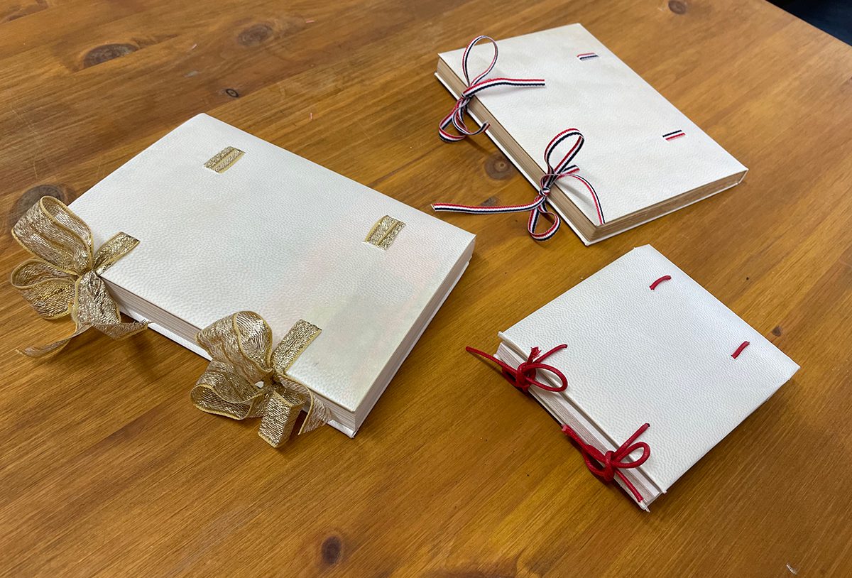 羊皮紙でブックカバーを作る体験をしました。 - 京都大学図書館資料保存ワークショップ | 活版印刷研究所
