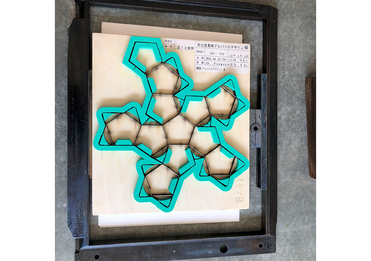 （写真6） | ギャラリーを彩る「POLY」の正十二面体の立体オブジェクト、インビテーションカード - 生田信一（ファーインク） | 活版印刷研究所